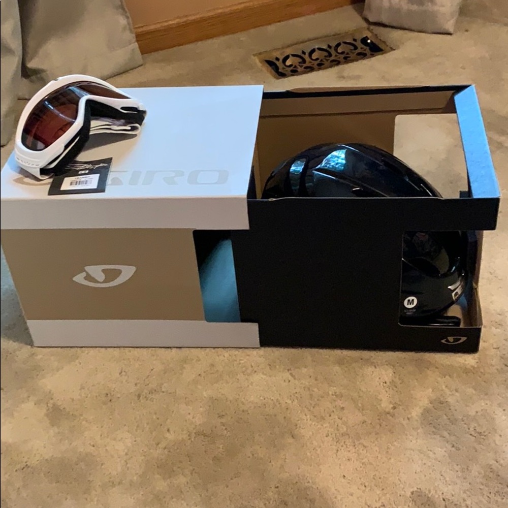 Giro Snowboard Helmet with Smith Snowboard Goggles